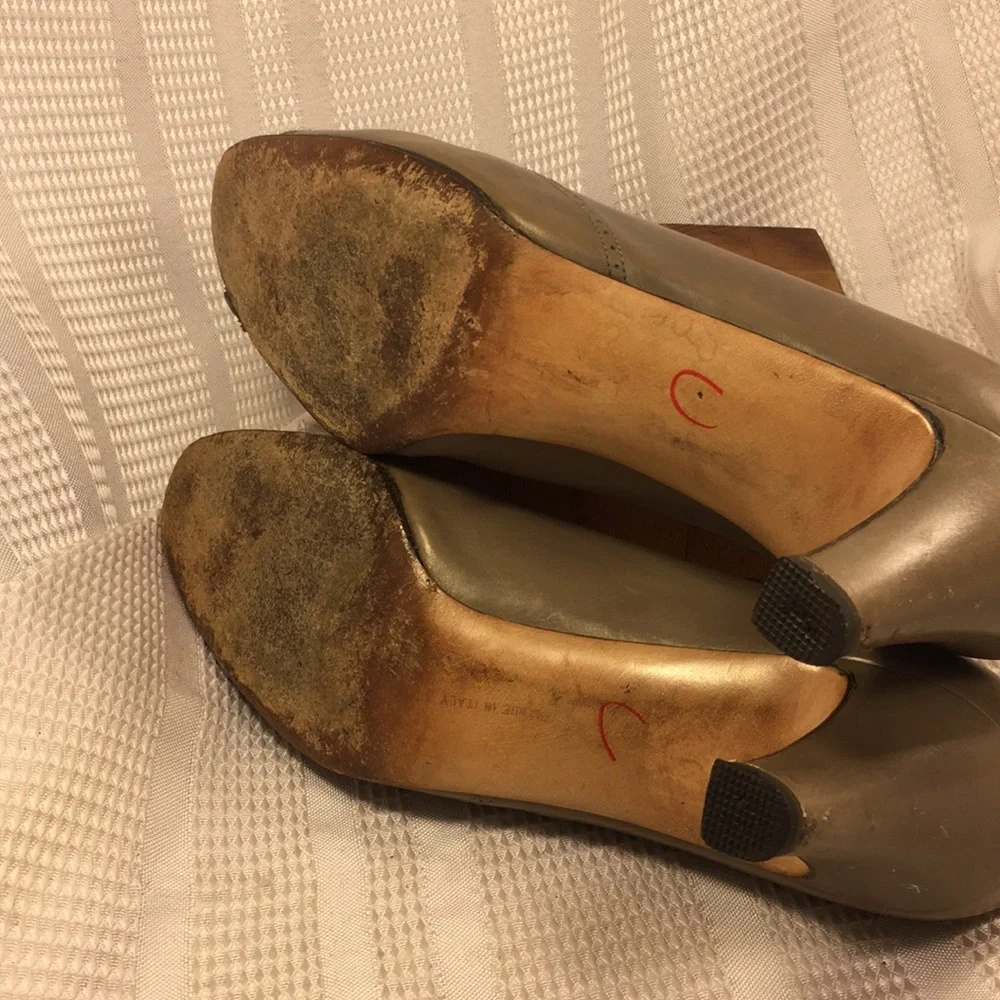 Salvatore Ferragamo leather pumps classic elegant